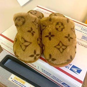 Louis Vutton slippers U a